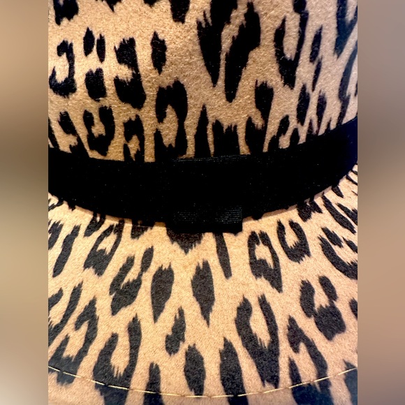 Women’s leopard print hat, new with tags. - Picture 2 of 3